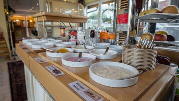TĂ€gliches FrĂŒhstĂŒcksbuffet (15 EUR pro Person)