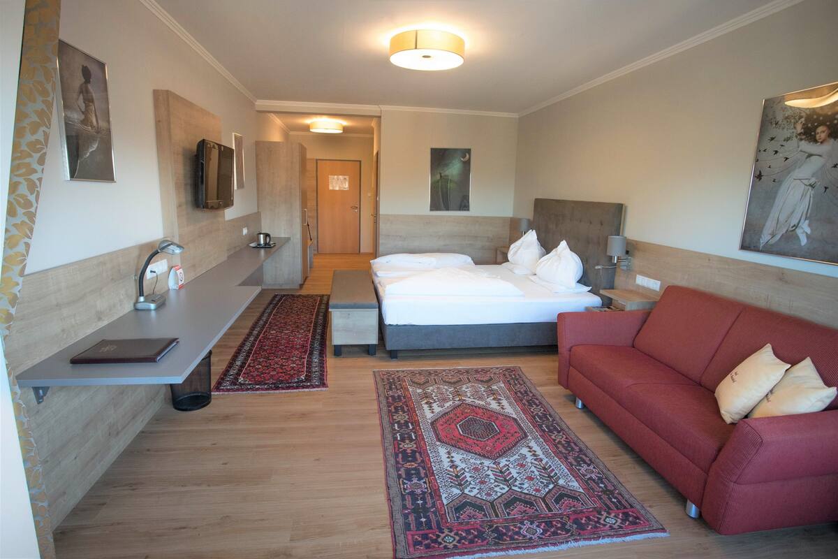 Ropa de cama hipoalergénica, caja fuerte, wifi gratis y ropa de cama