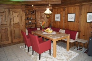 Comfort-Doppelzimmer, Balkon | Essbereich im Zimmer