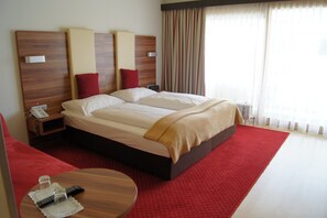 Economy-Doppelzimmer, Stadtblick | Zimmersafe, Schreibtisch, Bügeleisen/Bügelbrett, kostenlose Babybetten