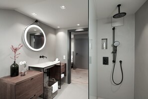 Ducha, artículos de tocador gratuitos, secador de pelo, batas