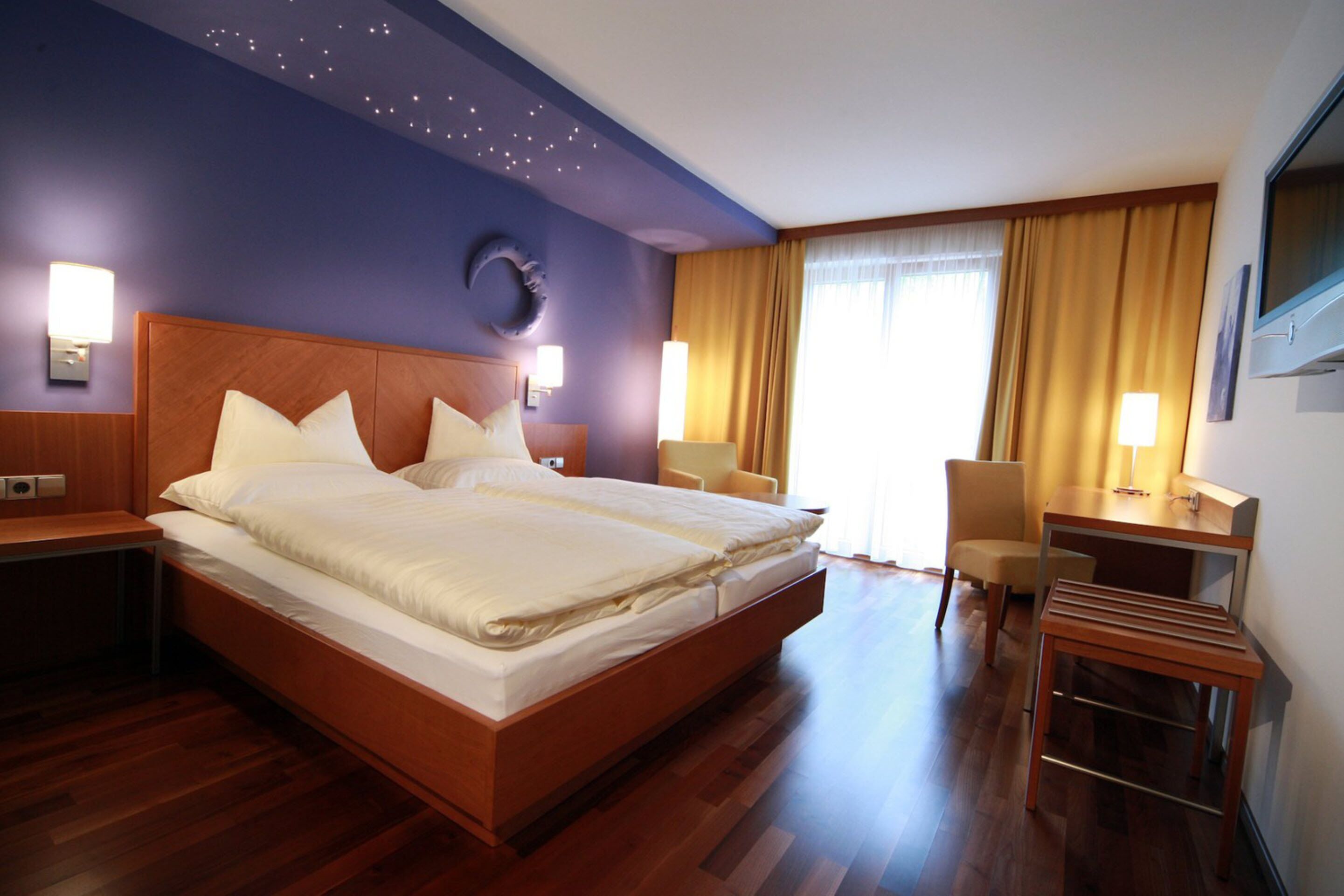 double room | in-room safe, desk, soundproofing, free wifi
