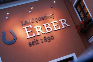 Schild für den „Landgasthof ERBER“ mit dem Logo eines Pferdekopfes und dem Text „seit 1890“.