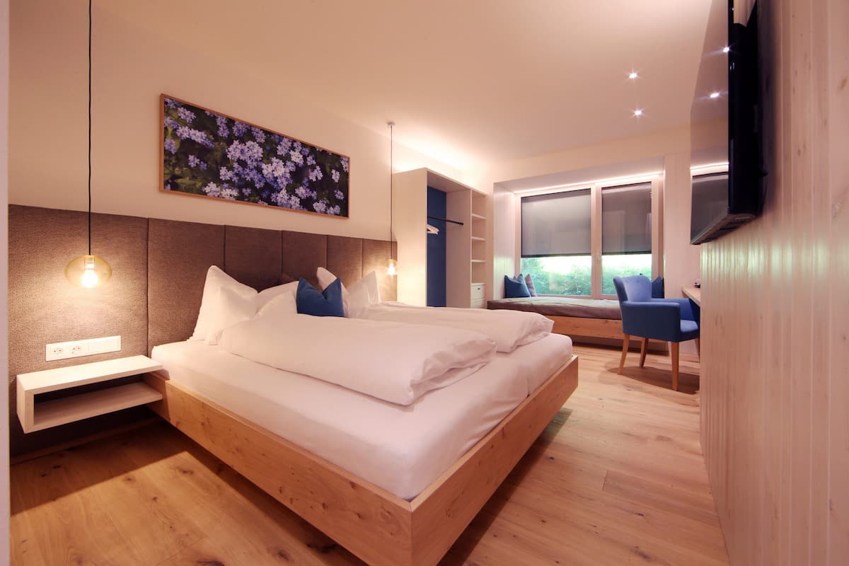 double room, garden view | in-room safe, desk, soundproofing, free wifi