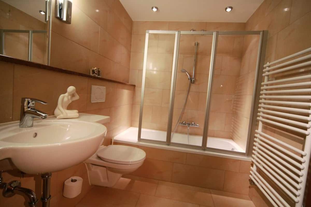 double room | bathroom | free toiletries, hair dryer, towels, toilet paper