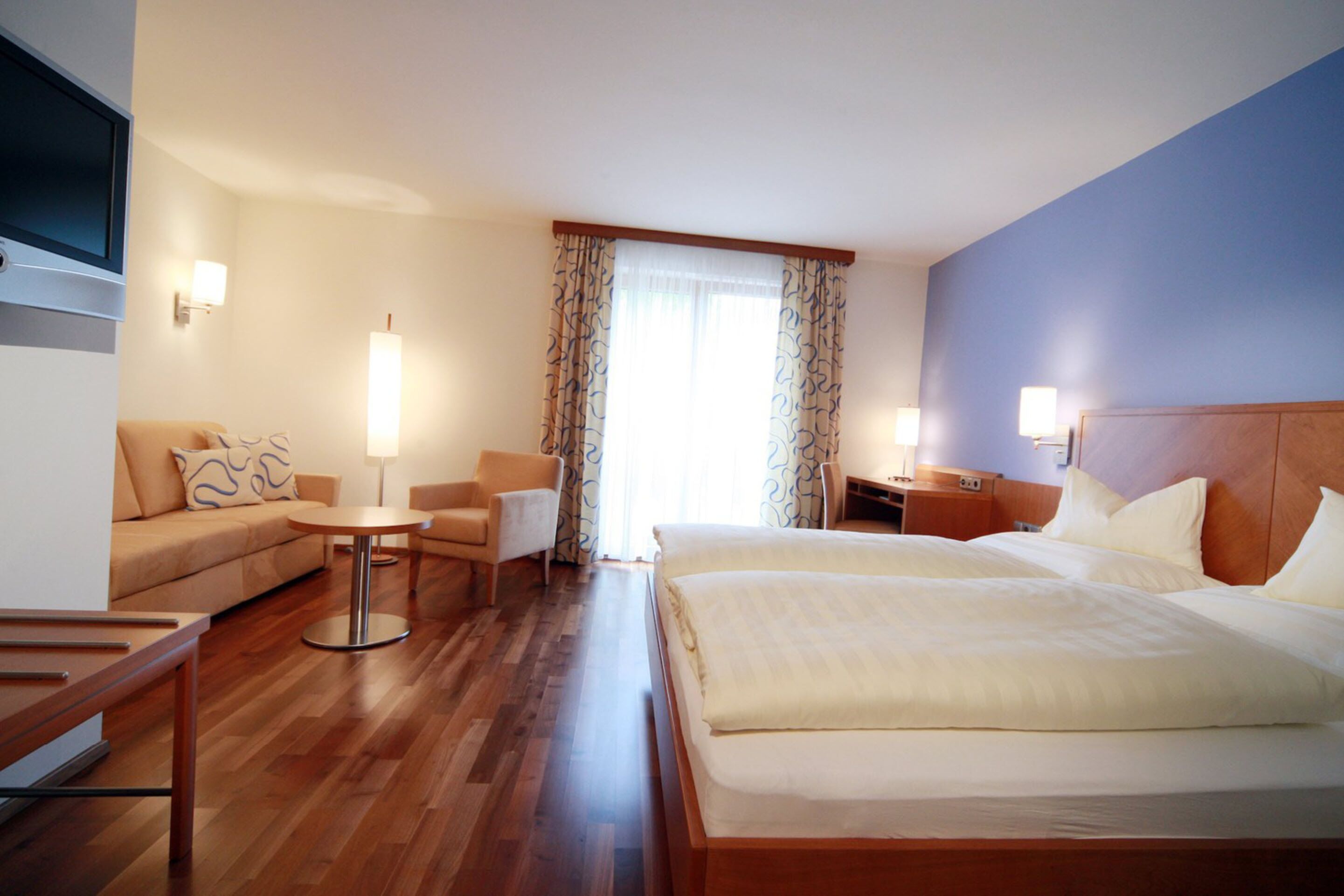 double room | in-room safe, desk, soundproofing, free wifi