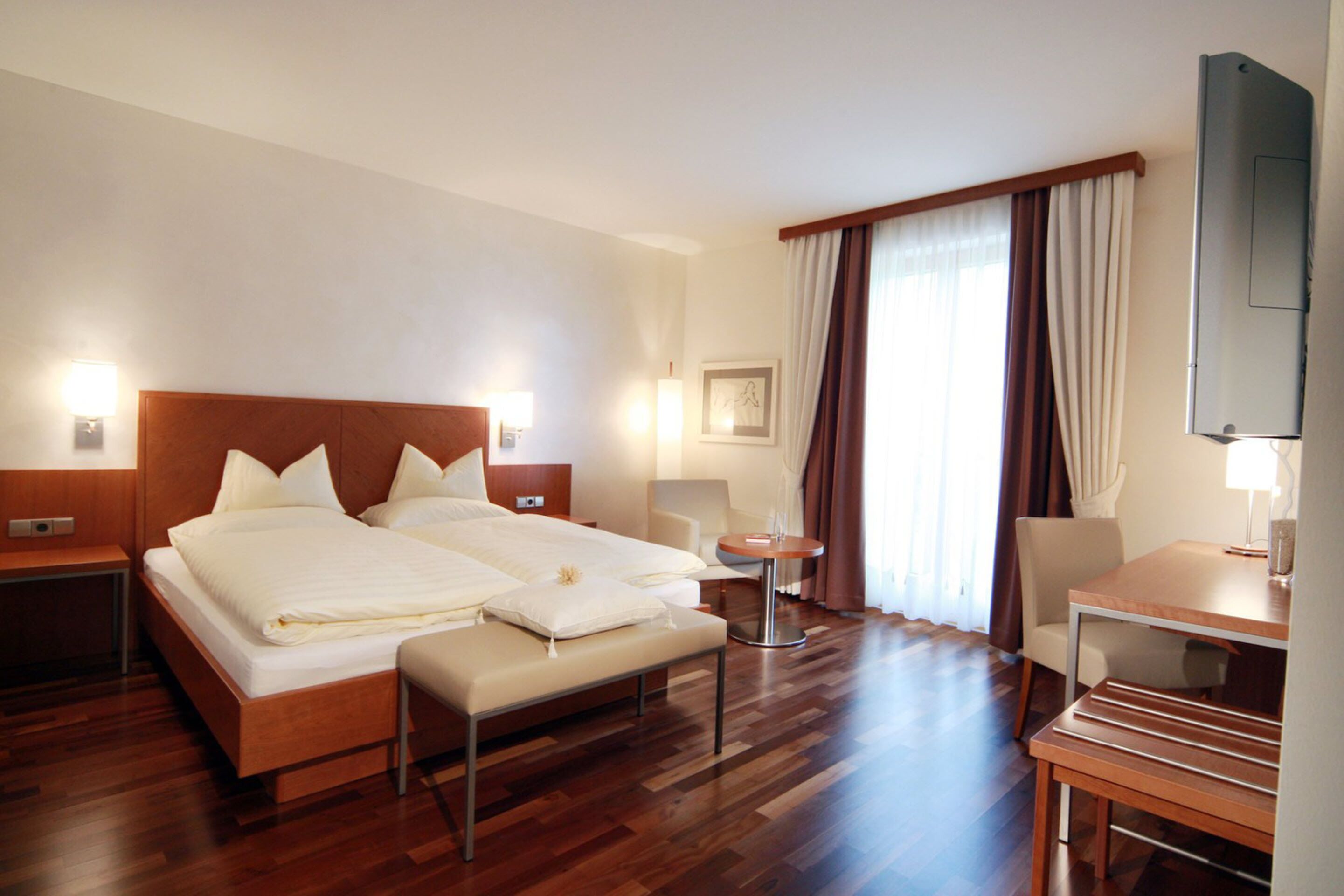 double room | in-room safe, desk, soundproofing, free wifi