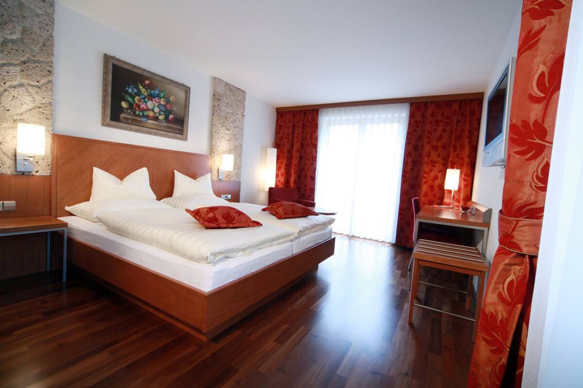 Double Room | In-room safe, desk, soundproofing, free WiFi