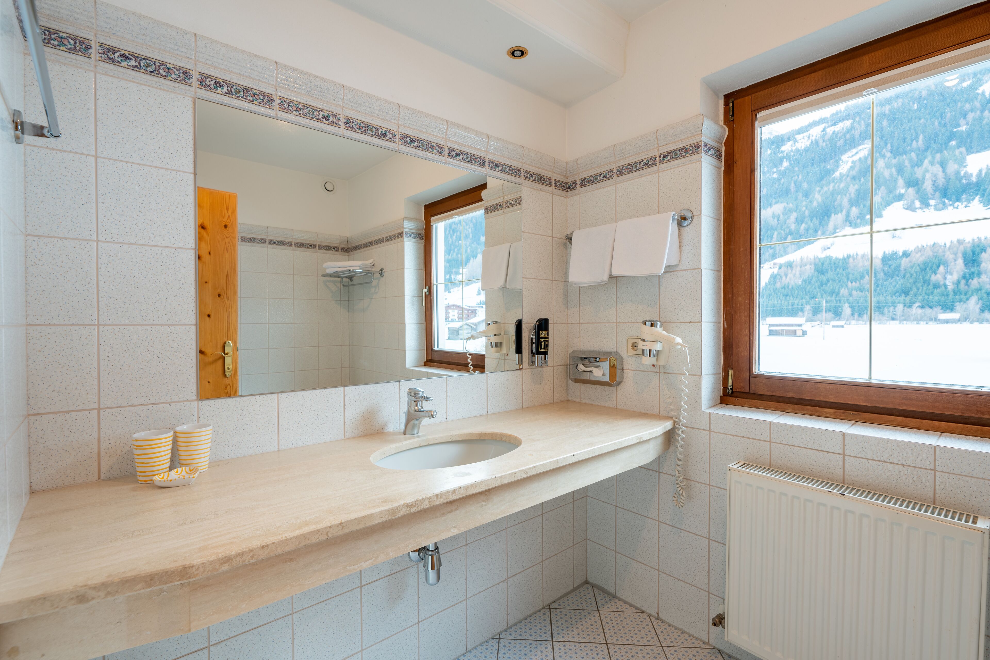 combined shower/bathtub, hair dryer, bathrobes, slippers