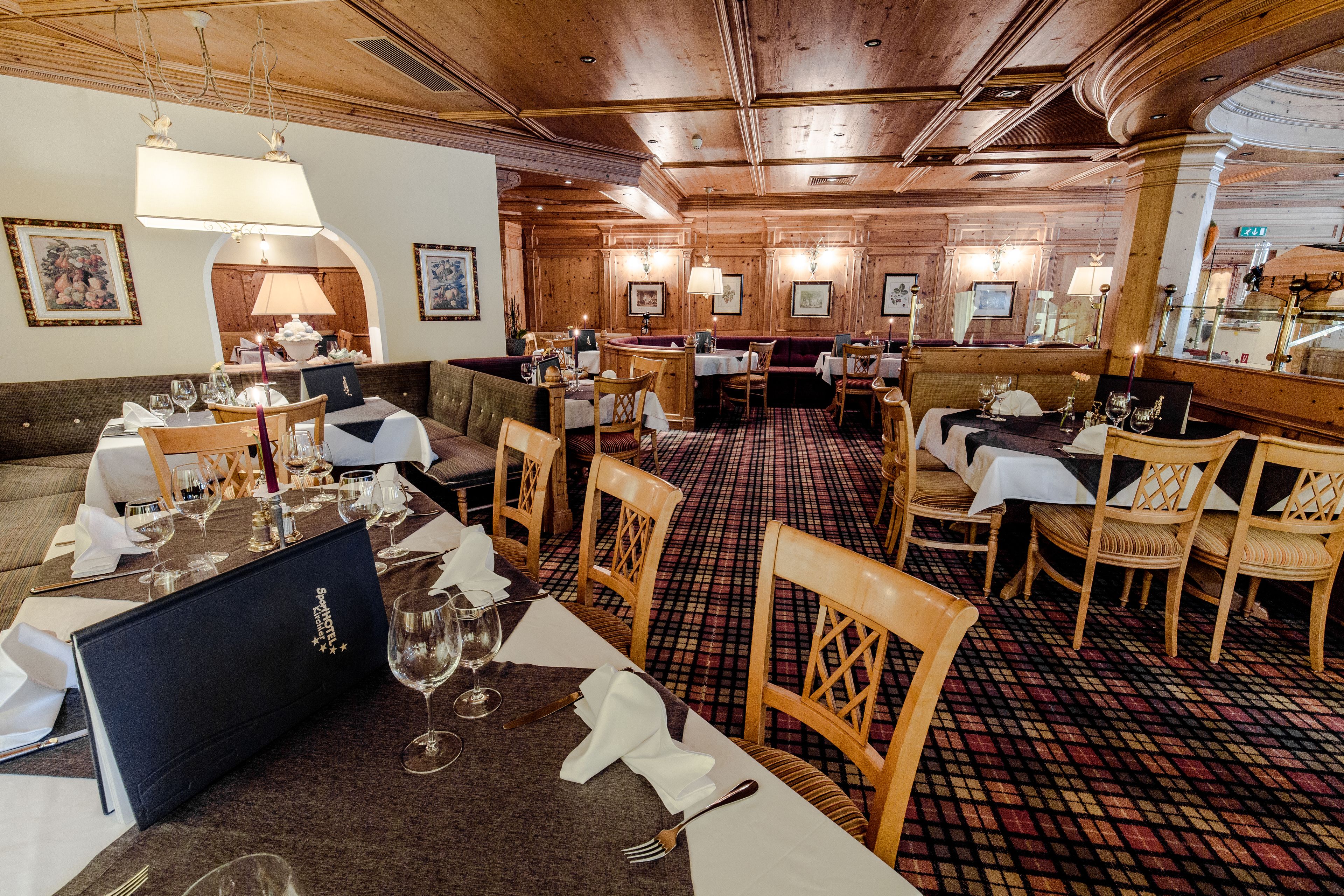 lunch and dinner served, international cuisine