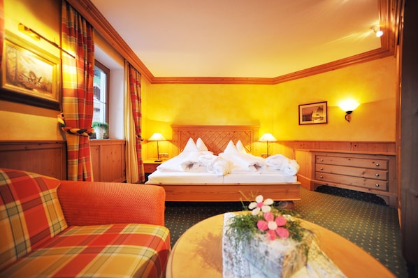 Dobbeltrom – standard, balkong | Safe på rommet, skrivebord, lydisolert og barnesenger (inkludert)