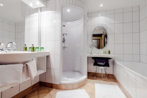 Superior-dobbeltværelse - balkon | Badeværelse | Gratis toiletartikler, hårtørrer, badekåber, hjemmesko