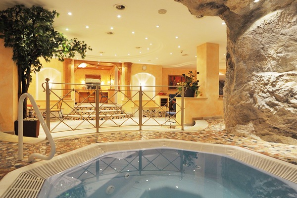 Indoor spa tub