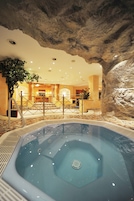 Bañera de hidromasaje cubierta