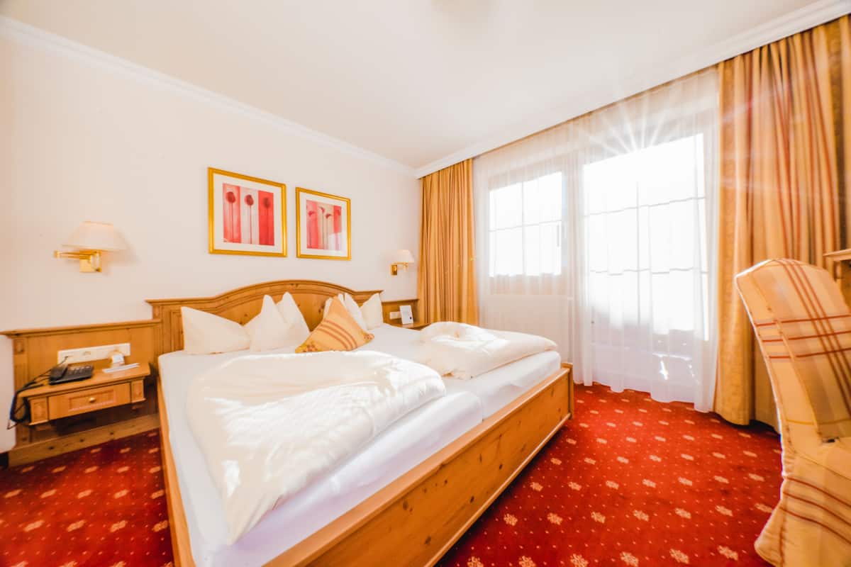 Tweepersoonskamer, balkon (Goldnestl) | Hypoallergeen beddengoed, Select Comfort-bedden, een minibar