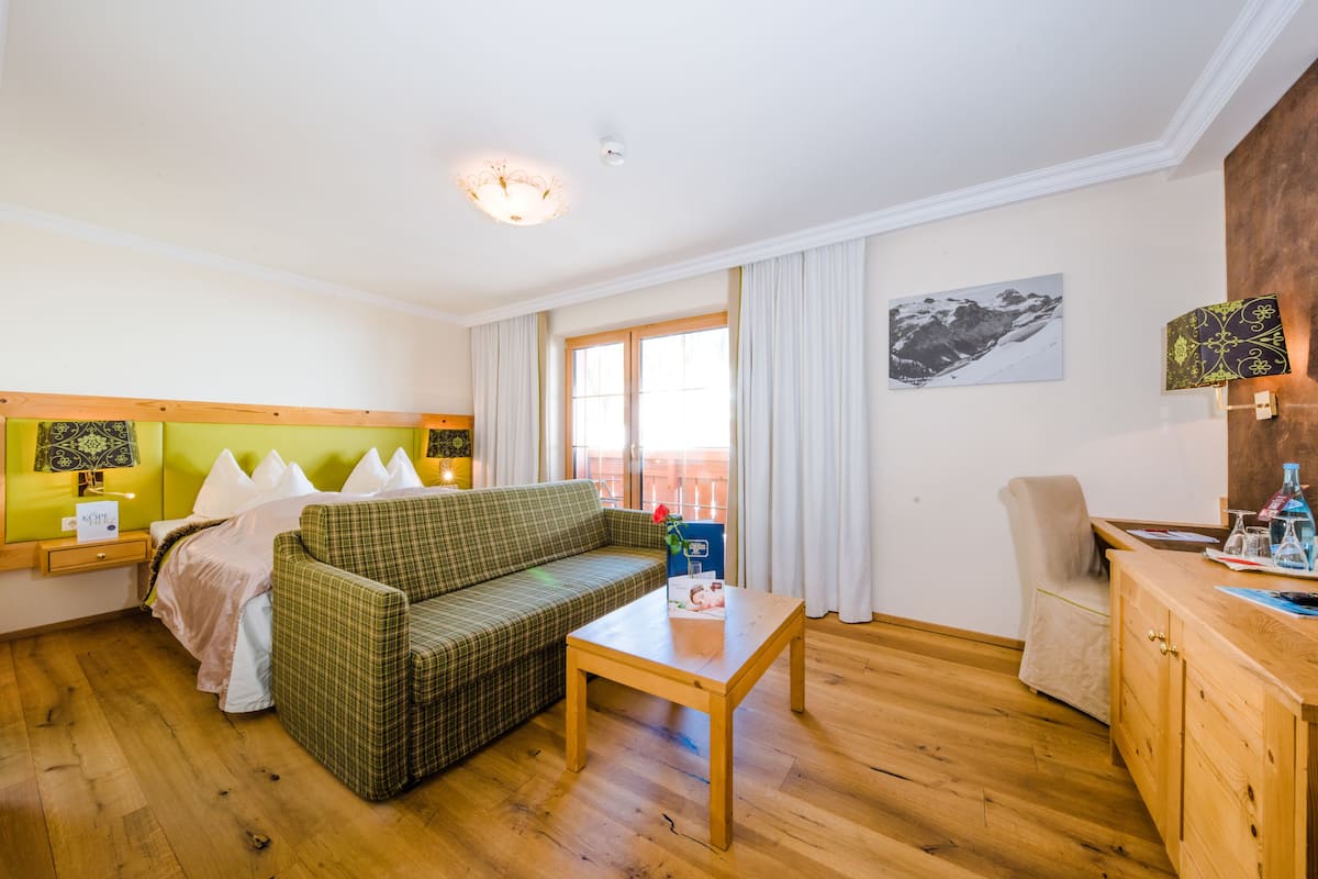 Tweepersoonskamer (Tauernalm) | Hypoallergeen beddengoed, Select Comfort-bedden, een minibar
