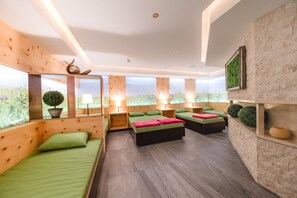 Couples treatment room(s), sauna, hot tub, steam room, body treatments