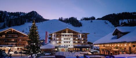 Fachada de la propiedad por la tarde o noche