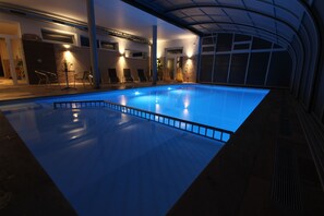 Piscine intérieure, piscine extérieure, chaises longues