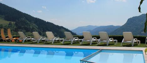 Sisäuima-allas, ulkouima-allas, aurinkotuoleja