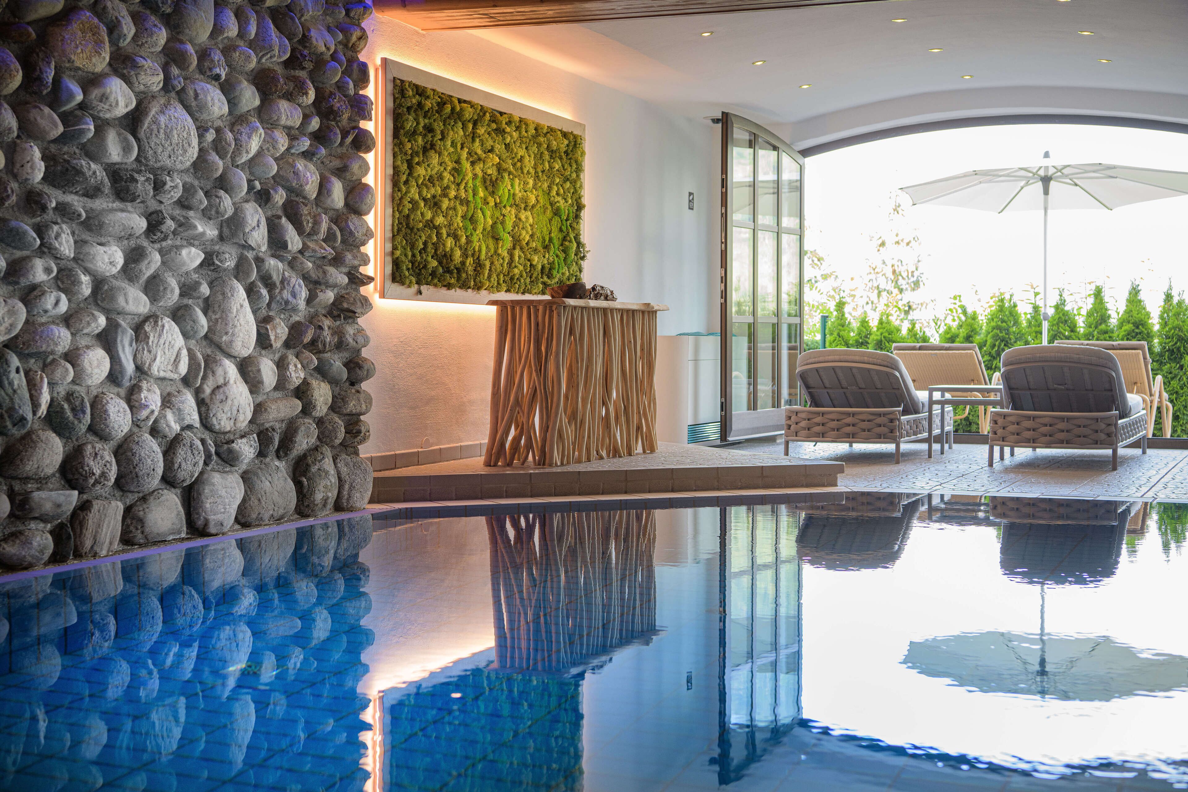 室内游泳池，日光浴躺椅