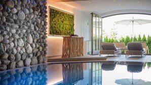 Kolam renang indoor, dengan kursi berjemur