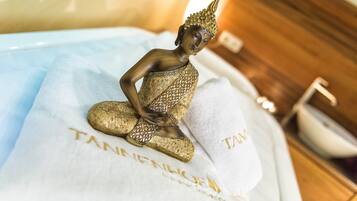 Una estatua de Buda sobre una toalla blanca, con la palabra 'TANNIN' a la vista.
