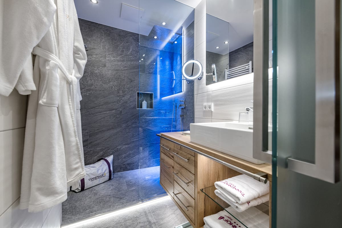 delux-zimmer (sonnblick delux) | bathroom | free toiletries, hair dryer, bathrobes, slippers