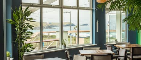 Breakfast, lunch, dinner served; international cuisine