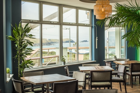 Se sirven desayunos, almuerzos y cenas; cocina internacional. Oceanside