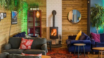 Breakfast, lunch, dinner served; international cuisine 