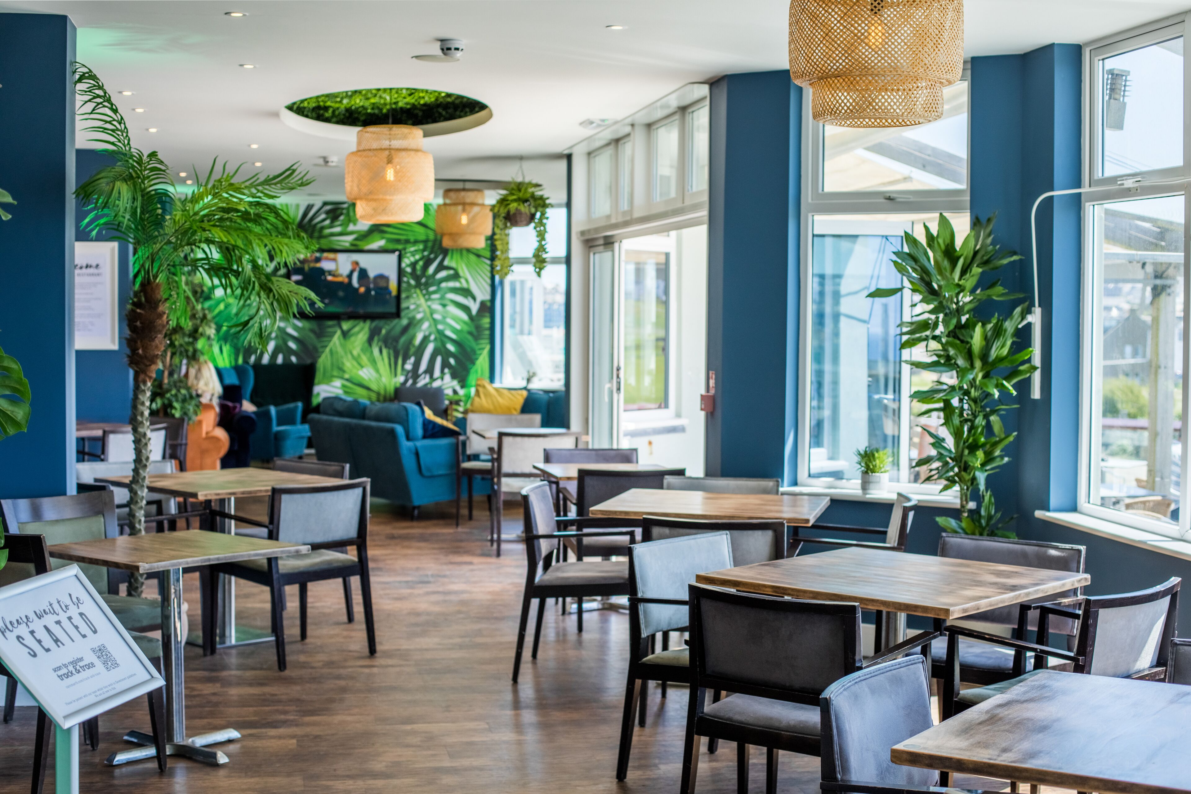 breakfast, lunch, dinner served; international cuisine