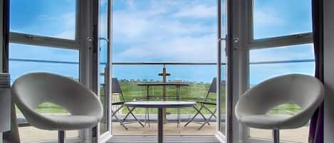 Suite, vista mare | Una scrivania, Wi-Fi gratuito, lenzuola