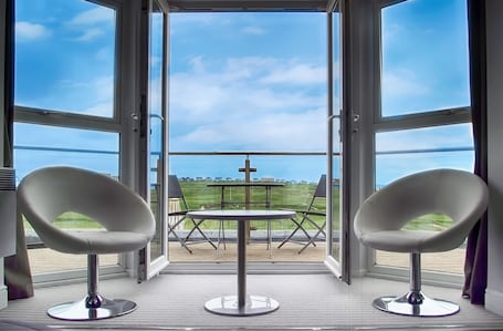 Suite, Sea View | Desk, free WiFi, bed sheets