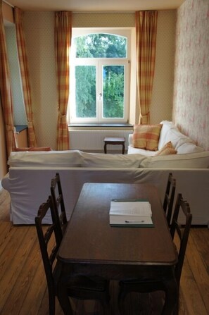 Double Room, Garden View | Individually decorated, individually furnished, desk, free WiFi - La Maison De Maître (Lierneux)