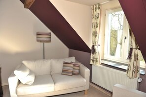 Double Room, Garden View | Individually decorated, individually furnished, desk, free WiFi - La Maison De Maître (Lierneux)