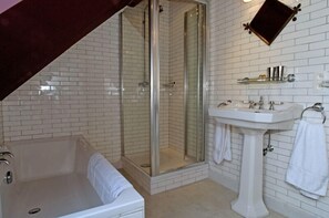 Tweepersoonskamer, uitzicht op tuin | Badkamer | Gratis toiletartikelen, een haardroger, handdoeken