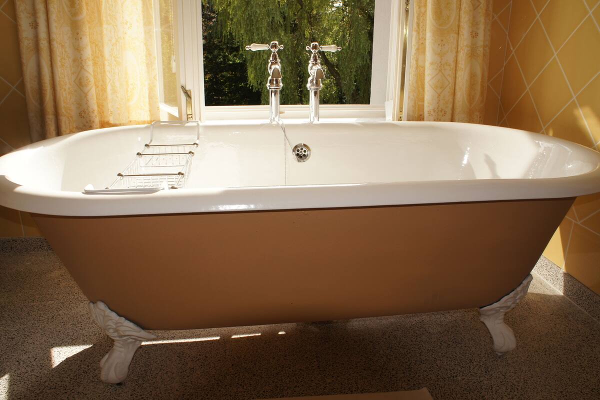 double room, garden view | deep-soaking bathtub