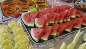 A table with various fruits and desserts, including watermelon, papaya, and pineapple slices. - Hotel La Brise (Cabo Frio)