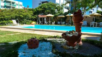 Piscina externa, funciona das 8h às 22h, guarda-sóis, espreguiçadeiras
