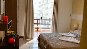 Minibar, caja de seguridad en la habitación, wifi gratis y ropa de cama