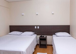 Quarto triplo família | Frigobar, cofres nos quartos, quartos à prova de som, Wi-Fi de cortesia