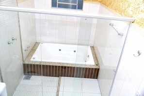 Shower, towels - Village Hotel (Caceres)