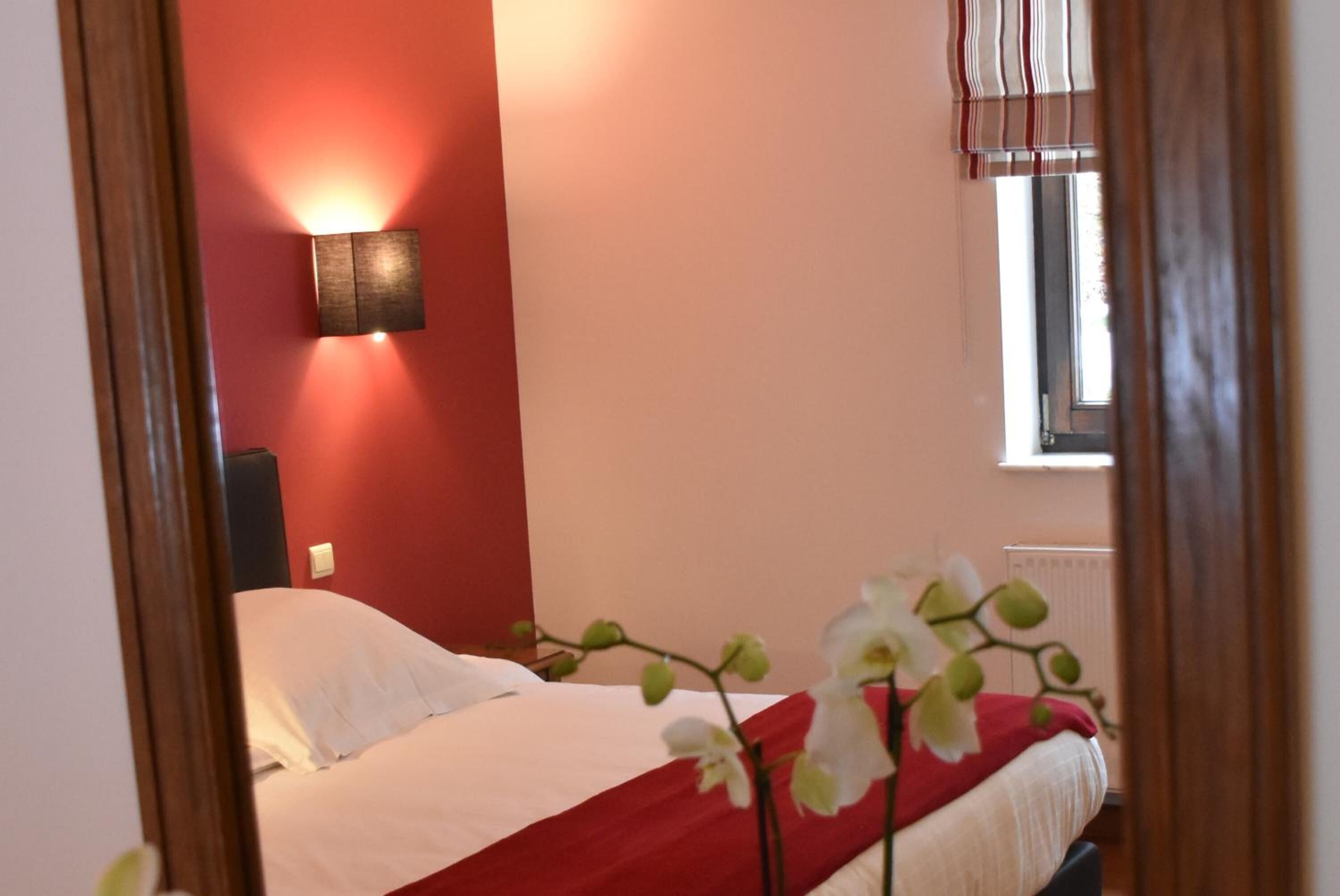 desk, free cots/infant beds, free wifi, bed sheets