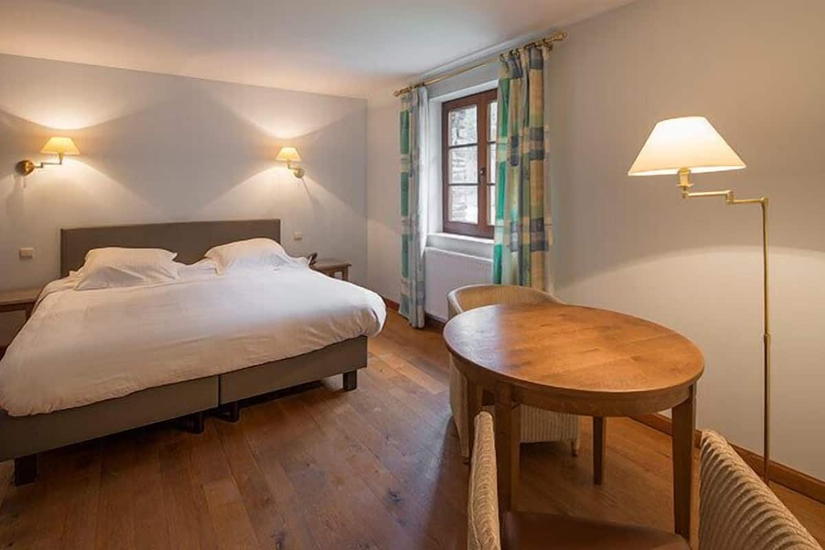 Escritorio, cunas gratuitas, wifi gratis y ropa de cama