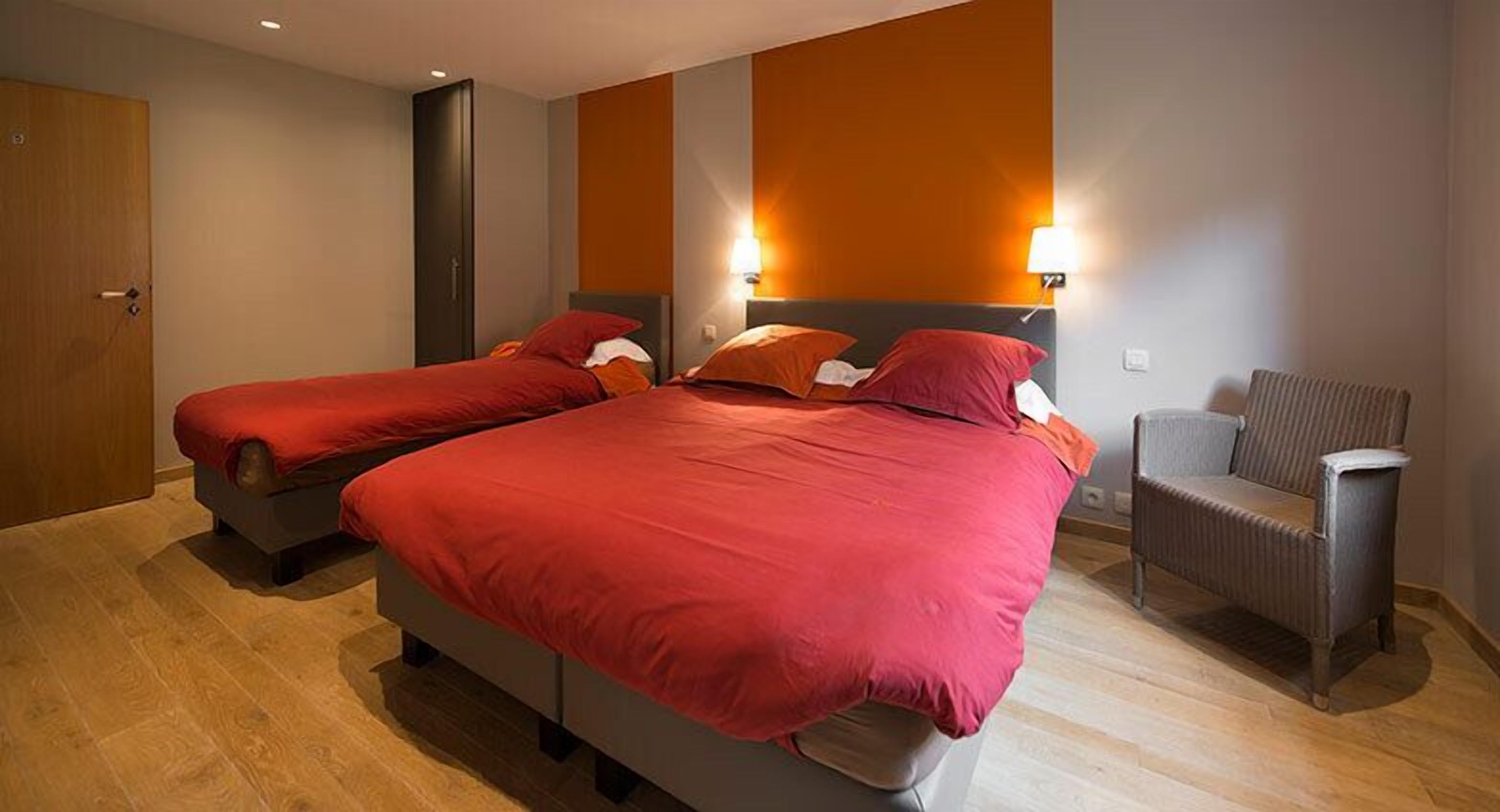 desk, free cots/infant beds, free wifi, bed sheets