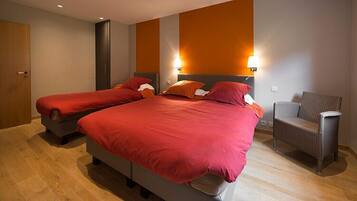 Een bureau, gratis babybedden, gratis wifi, beddengoed