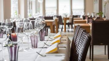 Dßner servi sur place, spécialités Cuisine française, vue sur le jardin