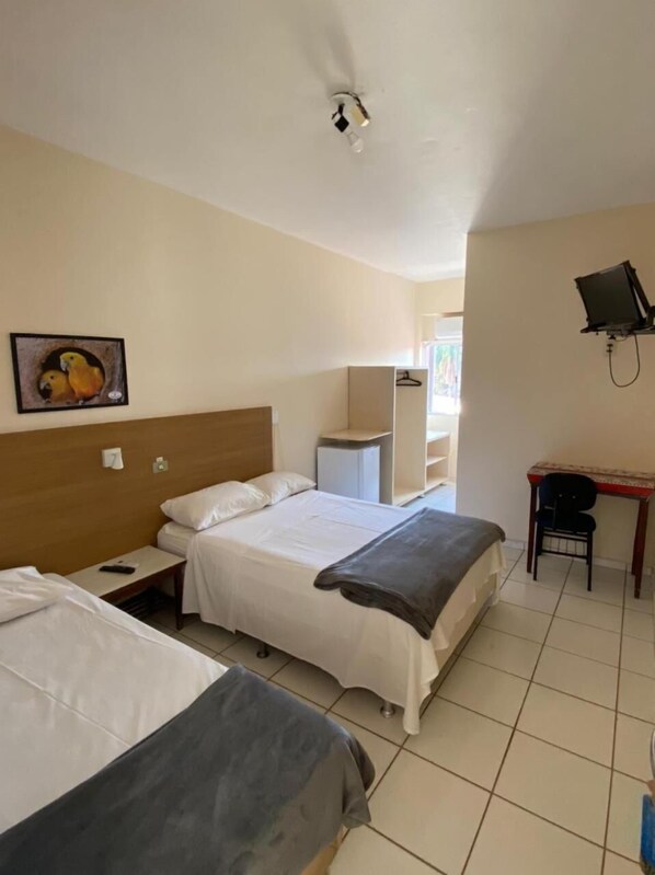 Minibar, desk, iron/ironing board, free WiFi - Hotel Iguaçu (Campo Grande)