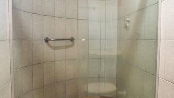 Ducha, toallas, jabón, shampoo